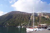 dans le port de Vulcano