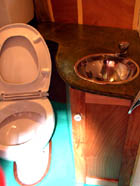 cabinet de toilette. En face : la douche