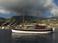 Panaria navigant dans les eaux �oliennes